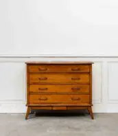 Commode suedoise vintage poignees laiton pieds compas chene massif placage 5francs 1 bis 172x198 - Commode scandinave vintage en chêne massif, années 60