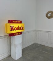 enseigne rare vintage kodak annees60 5Francs 1 172x198 - Enseigne lumineuse Kodak 1960