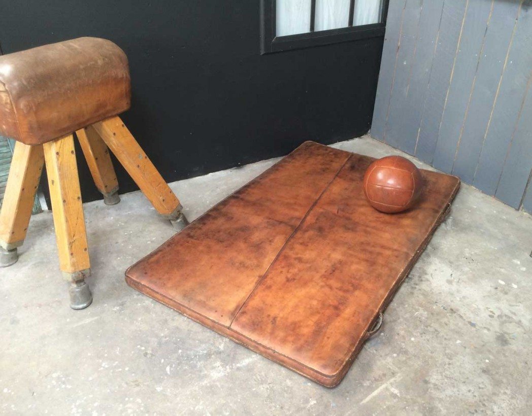 ancien-matelas-gymnastique-cuir-5francs-2