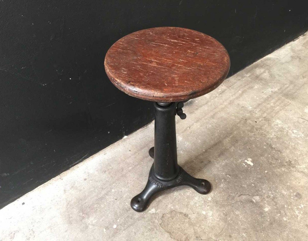 Ancien tabouret d'atelier Singer à dossier