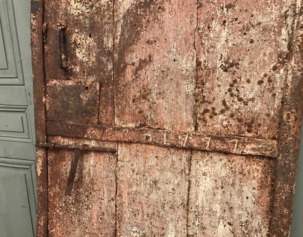 ancienne-porte-rivete-metal-18eme-materiaux-patine-5francs-3