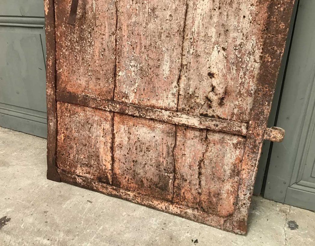 ancienne-porte-rivete-metal-18eme-materiaux-patine-5francs-5