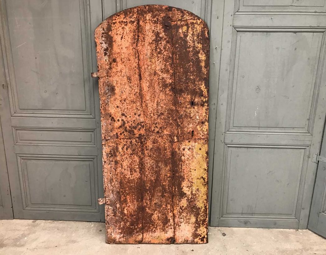 ancienne-porte-rivete-metal-18eme-materiaux-patine-5francs-7