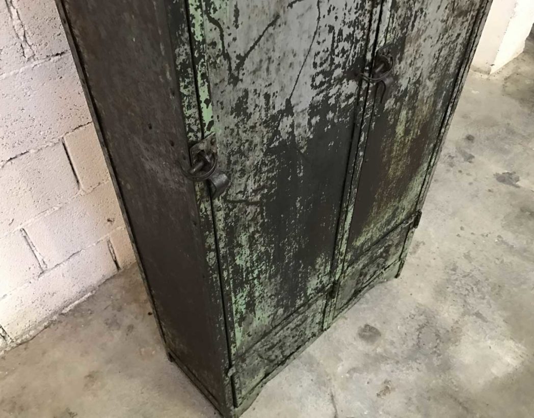 ancien-vestiaire-rivete-2-portes-metal-patine-grise-verte-atelier-industriel-5francs-4