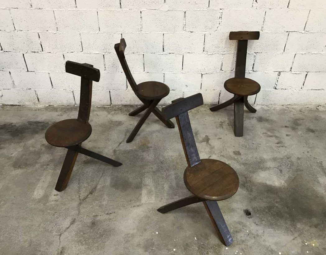 ensemble-4-chaises-primitives-bois-ligne-minimaliste-tripode-5francs-2-1