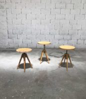 tabouret-vintage-bois-quadripode-tournant-vis-atelier-5francs-0