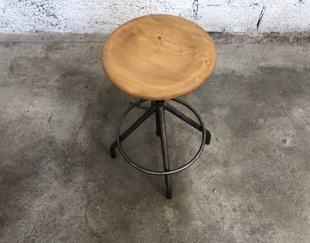 Ancien tabouret d'atelier en métal BINGHAM C 933 — Style Labo Antiquités