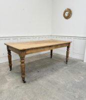 table travail roulettes sapin belle patine pieds moulures 5Francs 1 172x198 - Table de travail vintage longue 190cm