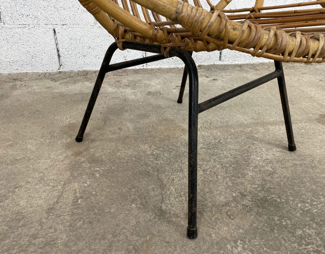 fauteuil-corbeille-couronne-rotin-osier-piétement-métal-noire-vintage-5francs-4