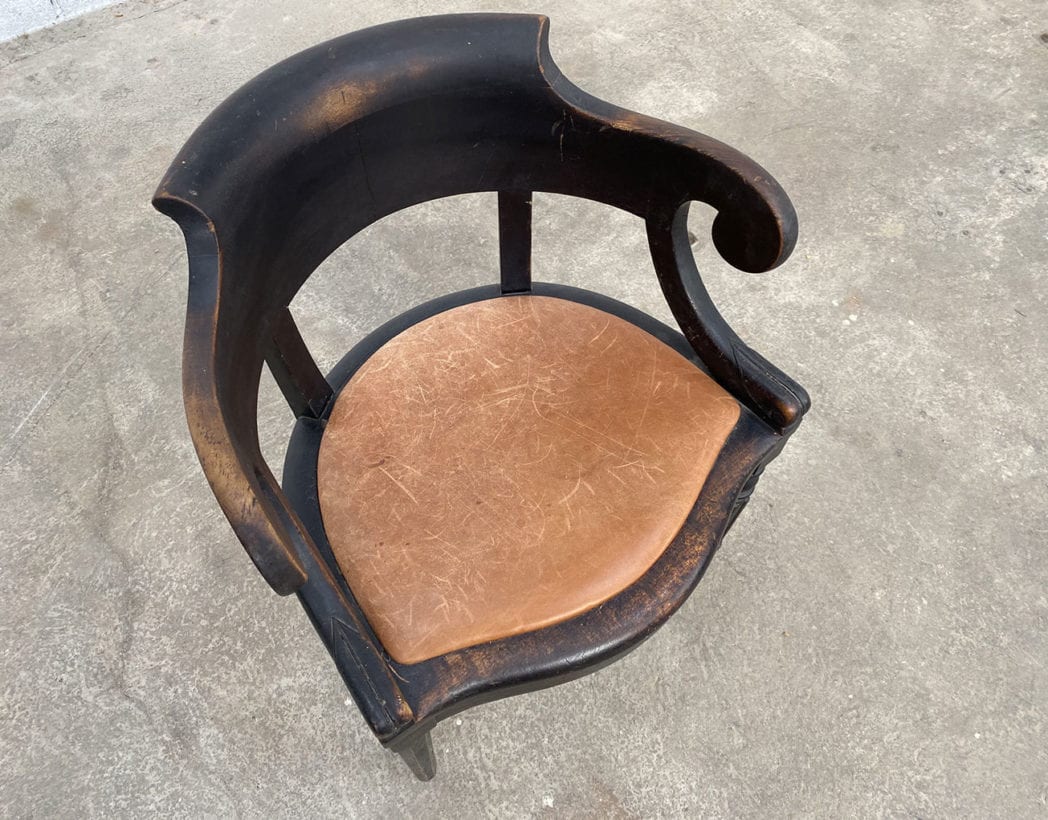 fauteuil-louis-philippe-bois-noir-cuir-cognac-patine-vintage-retro-5francs-4