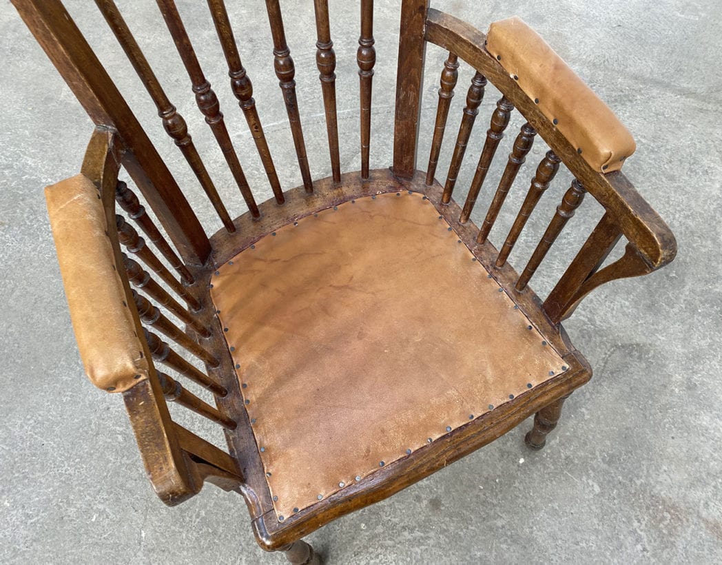 fauteuil-windsor-bois-cuir-patine-vintage-retro-5francs-5