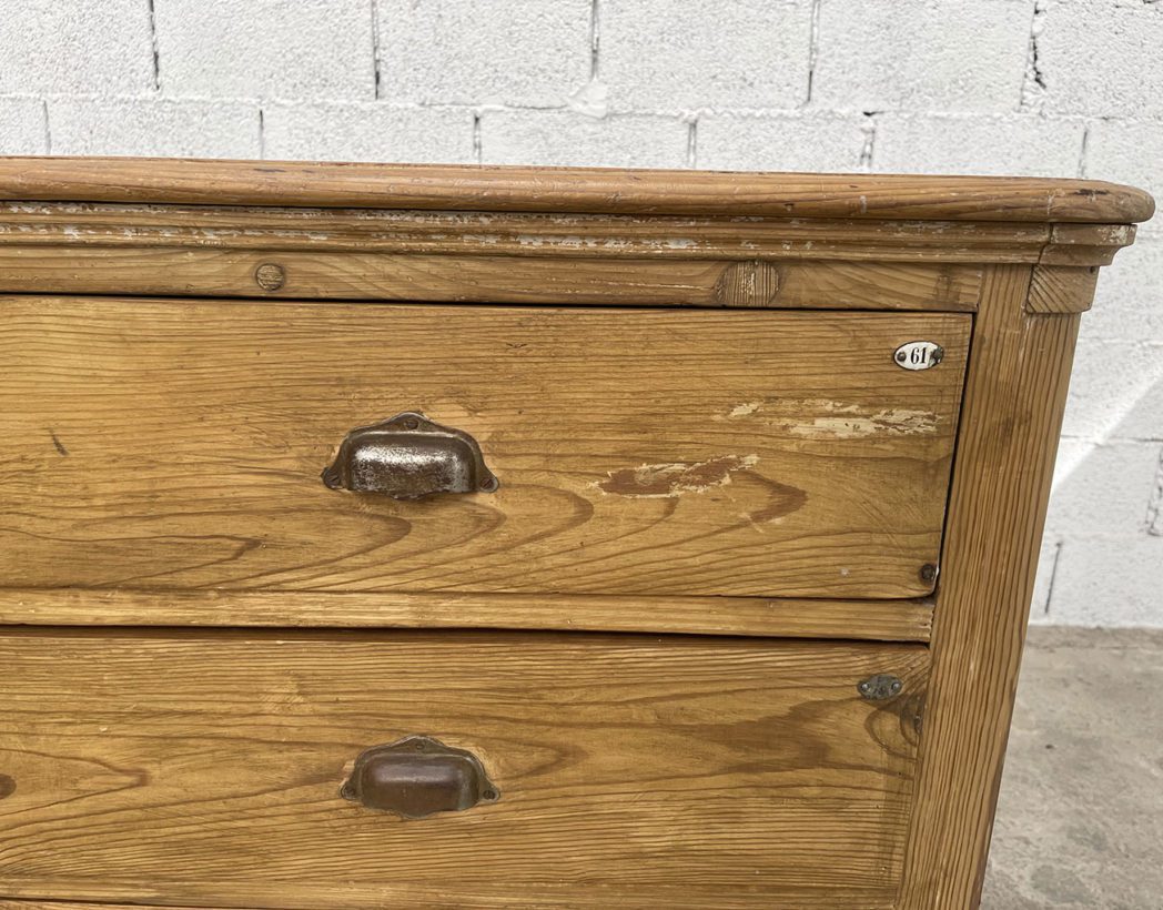 ancienne-petite-commode-meuble-de-metier-vintage-patine-bois-poignees-coquilles-5francs-6