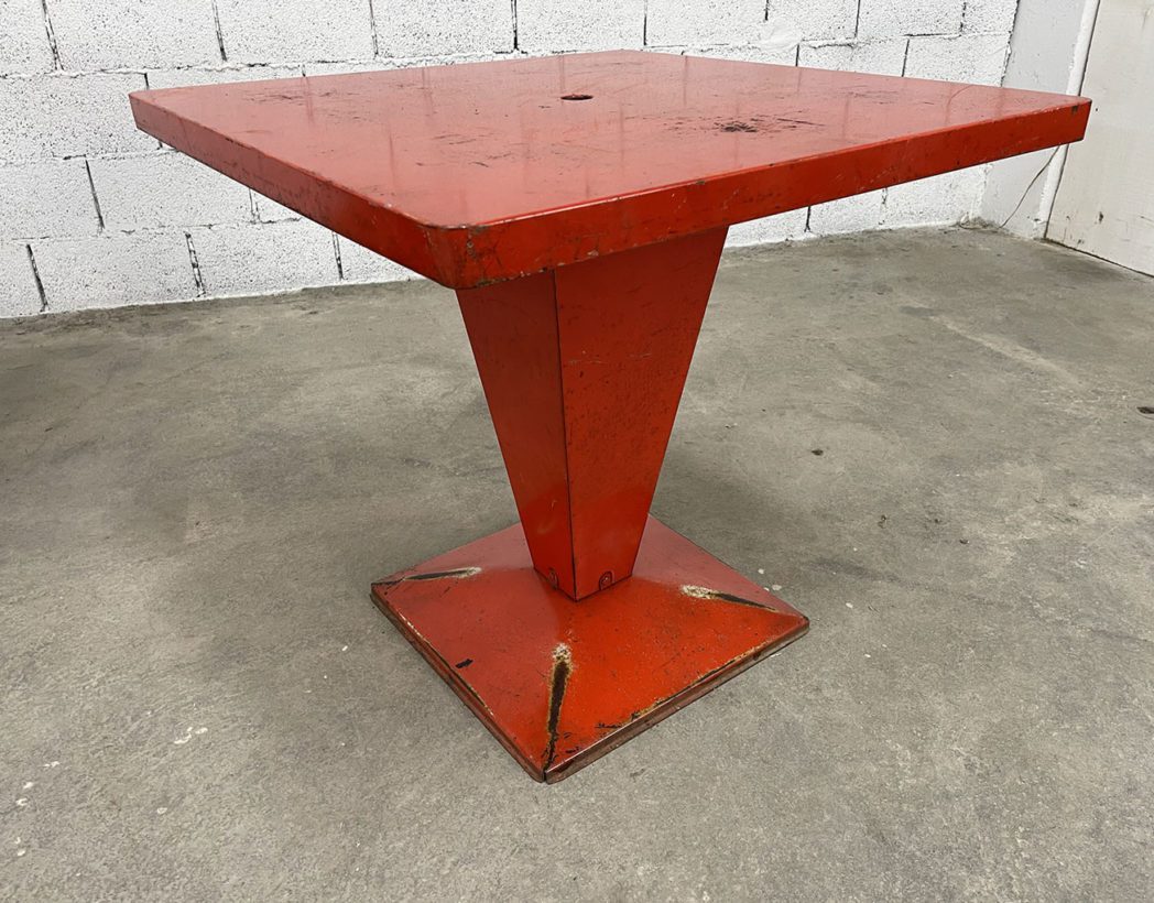paire-anciennes-tables-bistrot-tolix-kub-rouges-metal-authentiques-vintages-patine-5francs-6