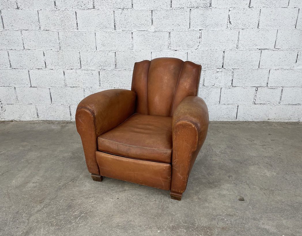 ancien-fauteuil-club-moustache-chapeau-de-gendarme-cuir-vintage-5francs-2