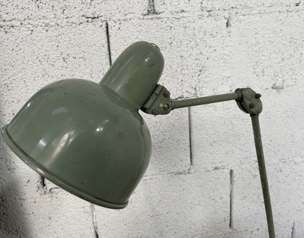 ancienne-lampe-atelier-patine-gris--vintage-lampe-architecte-lampe-bureau-sur-socle-bois-5francs-3