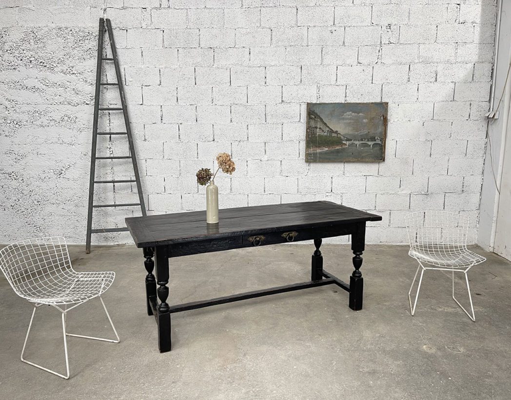 ancienne-table-de-ferme-design-brutaliste-bois-brulee-patine-noire-deco-boheme-chic-vintage-5francs-11