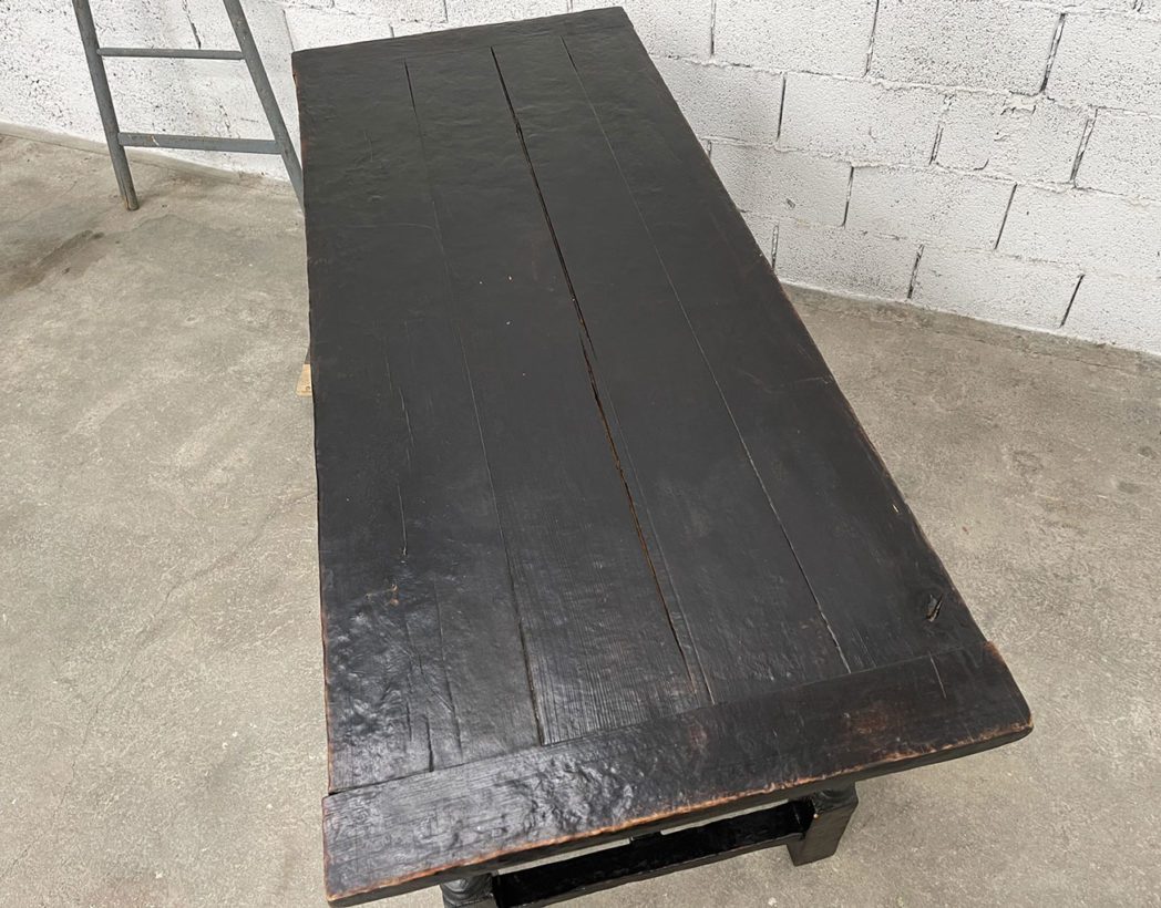 ancienne-table-de-ferme-design-brutaliste-bois-brulee-patine-noire-deco-boheme-chic-vintage-5francs-12