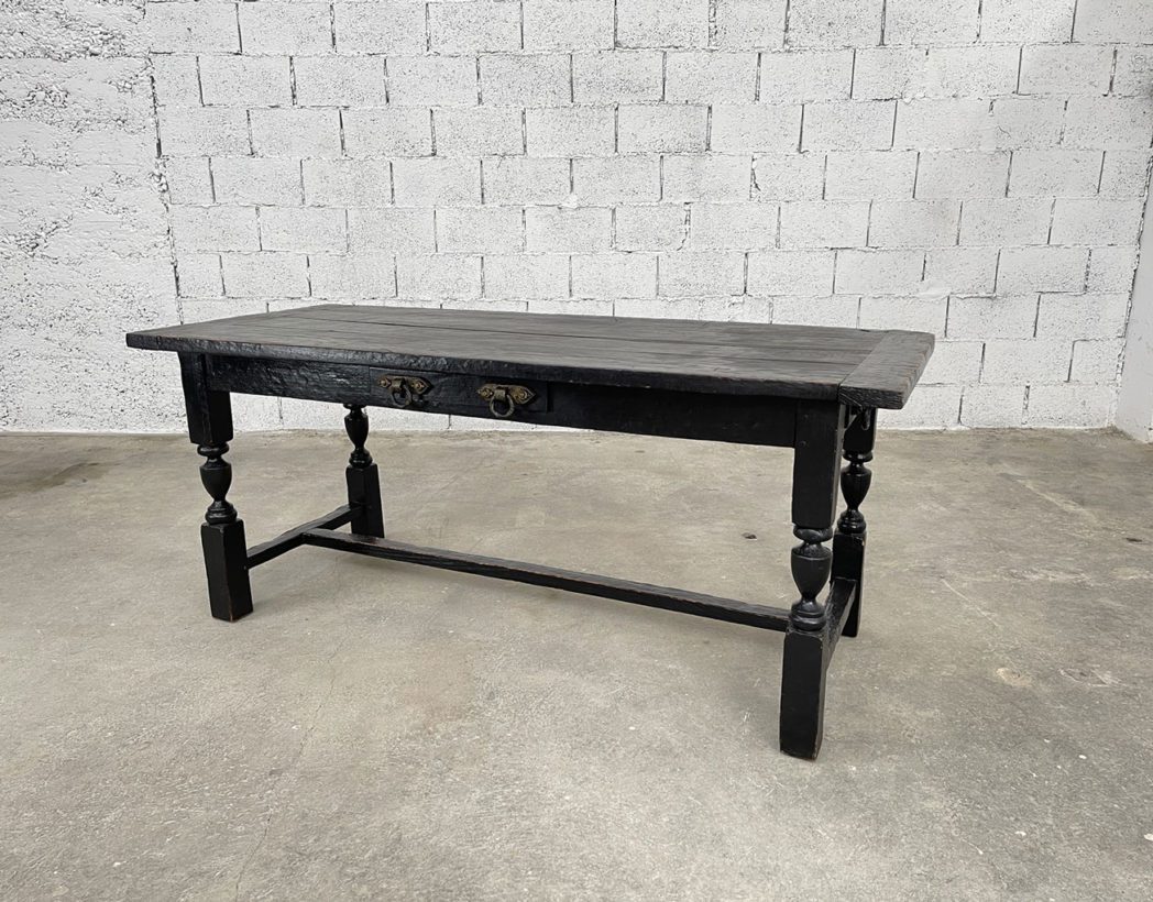 ancienne-table-de-ferme-design-brutaliste-bois-brulee-patine-noire-deco-boheme-chic-vintage-5francs-2