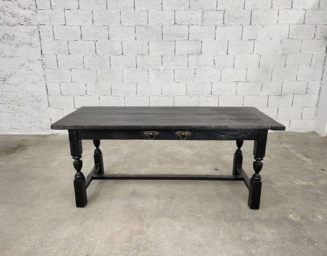 ancienne-table-de-ferme-design-brutaliste-bois-brulee-patine-noire-deco-boheme-chic-vintage-5francs-3