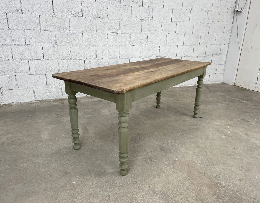 ancienne-table-de-ferme-en-noyer-pieds-tournés-patine-vert-amande-mobilier-vintage-5francs-3