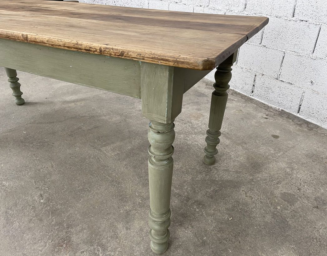 ancienne-table-de-ferme-en-noyer-pieds-tournés-patine-vert-amande-mobilier-vintage-5francs-5