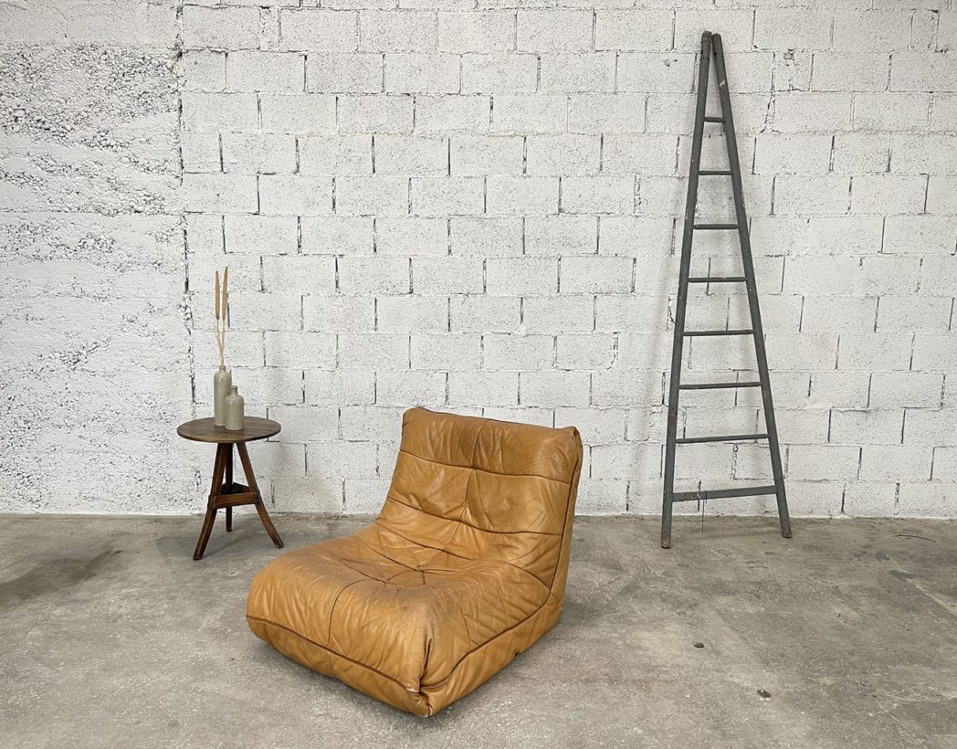 ancienne-chauffeuse-ancien-fauteuil-togo-cuir-cognac-camel-ligne-roset-vintage-5francs-10