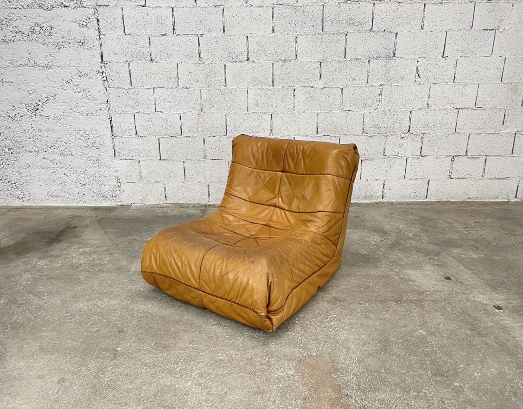 ancienne-chauffeuse-ancien-fauteuil-togo-cuir-cognac-camel-ligne-roset-vintage-5francs-3