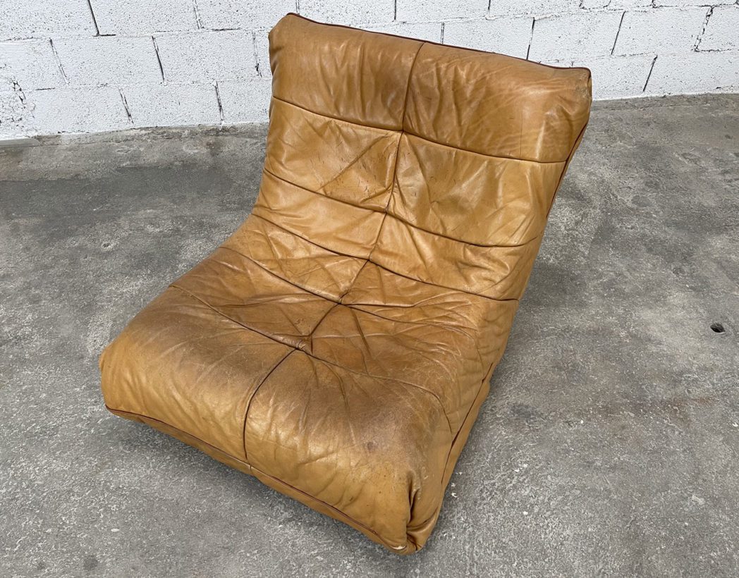 ancienne-chauffeuse-ancien-fauteuil-togo-cuir-cognac-camel-ligne-roset-vintage-5francs-4