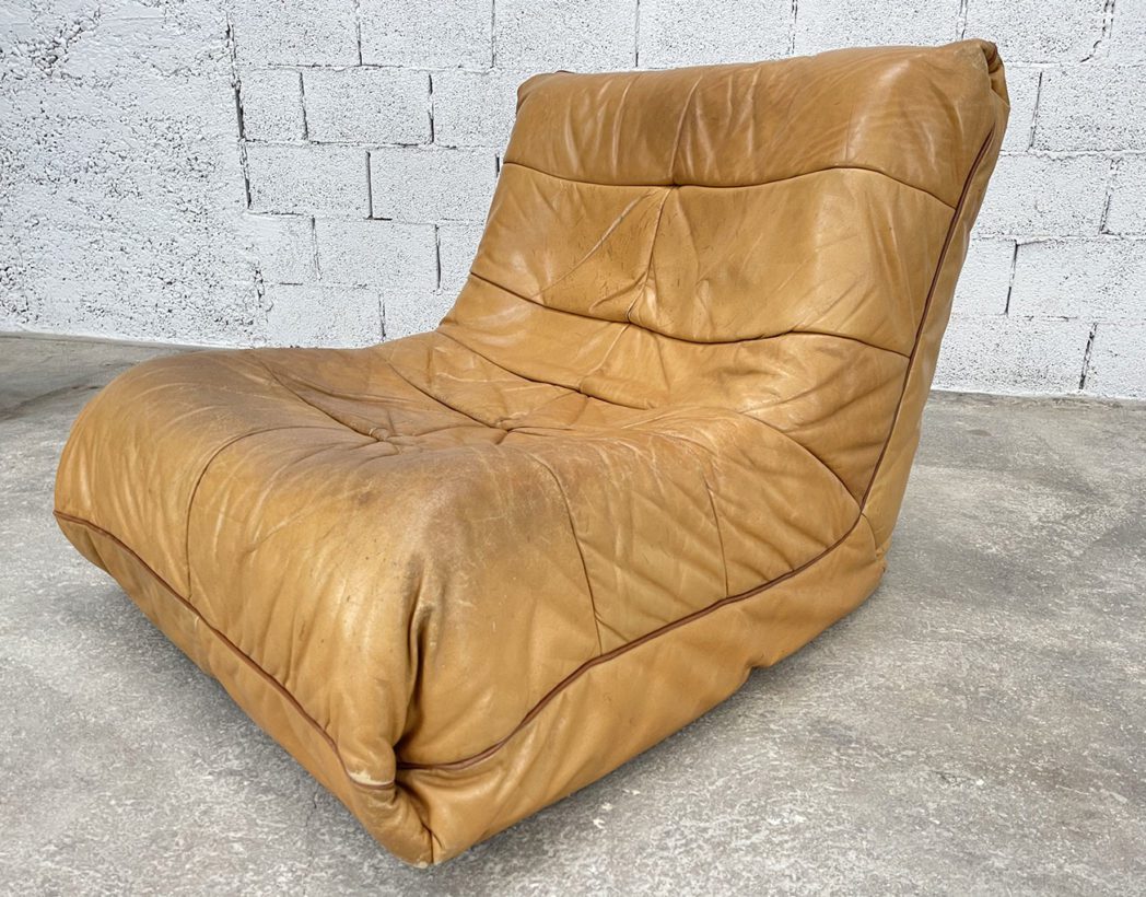 ancienne-chauffeuse-ancien-fauteuil-togo-cuir-cognac-camel-ligne-roset-vintage-5francs-5