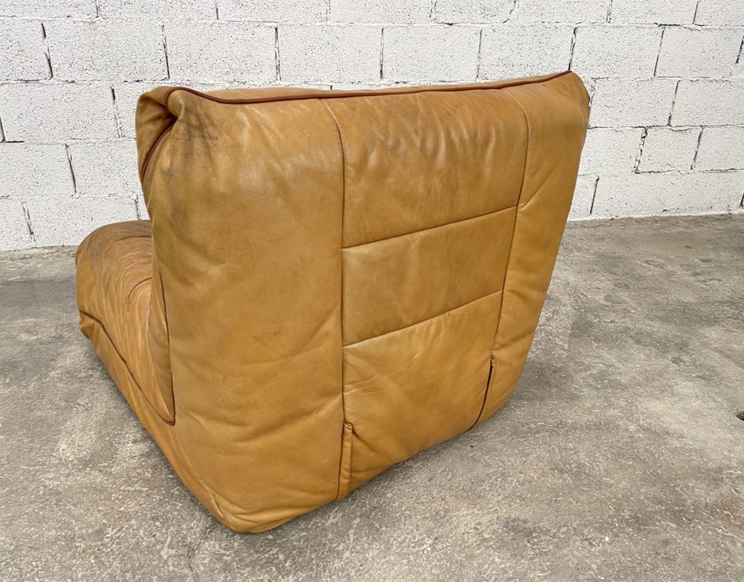 ancienne-chauffeuse-ancien-fauteuil-togo-cuir-cognac-camel-ligne-roset-vintage-5francs-8