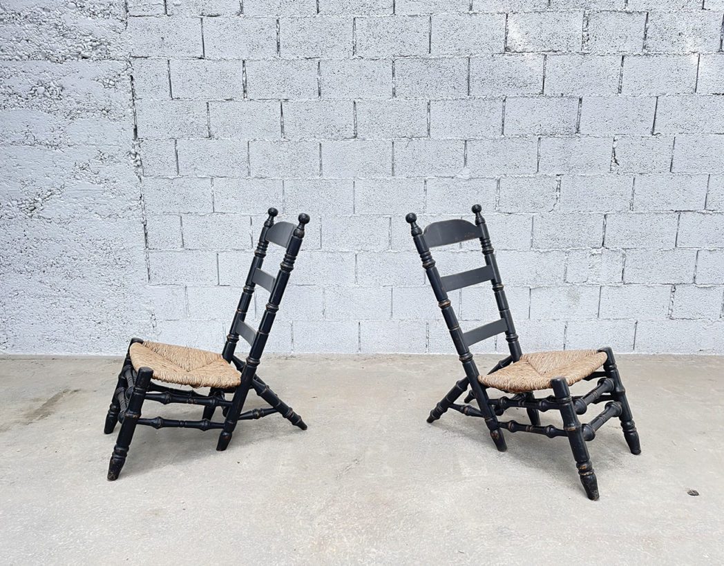 paire-fauteuils-primitifs-bascule-arriere-assise-paille-campagne-patine-noire-5francs-2