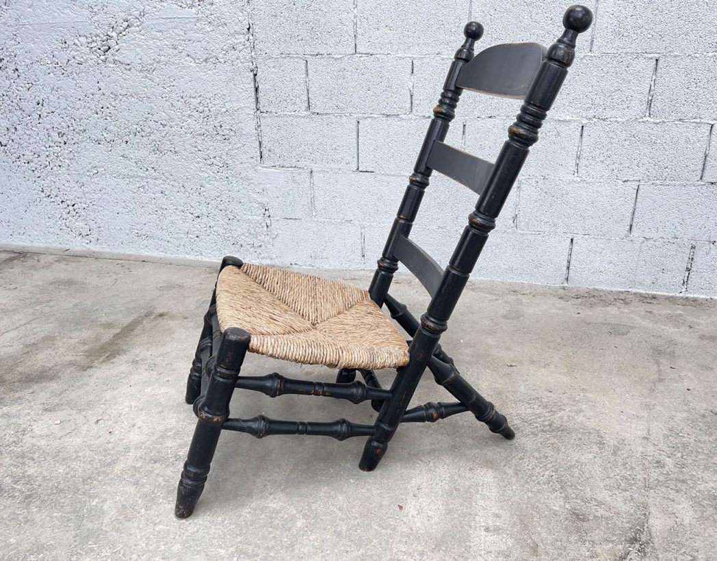 paire-fauteuils-primitifs-bascule-arriere-assise-paille-campagne-patine-noire-5francs-3