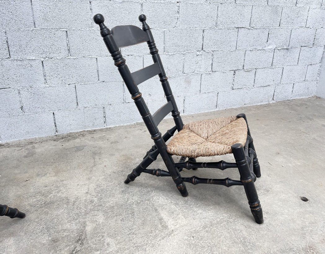 paire-fauteuils-primitifs-bascule-arriere-assise-paille-campagne-patine-noire-5francs-4