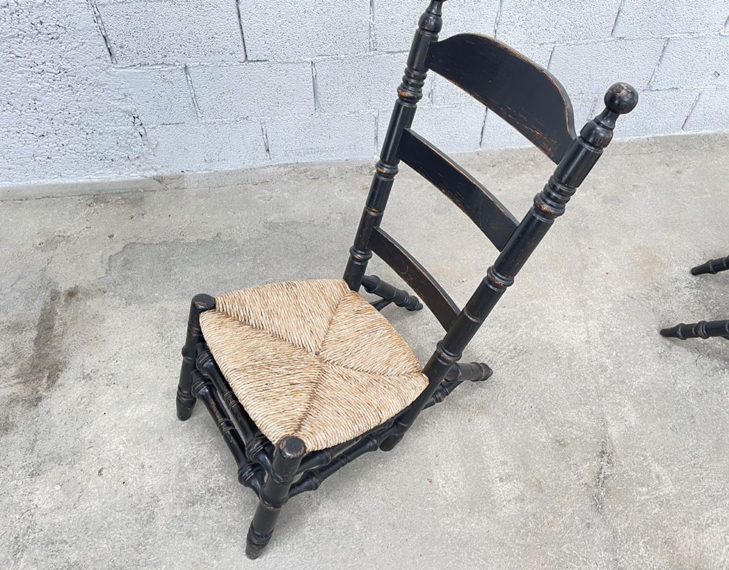 paire-fauteuils-primitifs-bascule-arriere-assise-paille-campagne-patine-noire-5francs-5