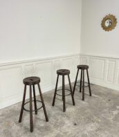 beaux tabourets bar vintage bois 1970 rustique 5Francs 1 172x198 - Trois tabourets 70's