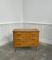 commode suedoise vintage bois mobilier 5FRANCS 1 1 172x198 - Commode suédoise vintage