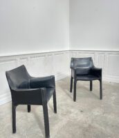 fauteuils CAB413 Mario Bellini cuir noir Cassina vintage 5FRANCS 1 172x198 - Fauteuils CAB 413 par Cassina
