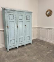 vestiaire vintage bois patine bleue 5francs 1 172x198 - Vestiaire en pin des années 1890